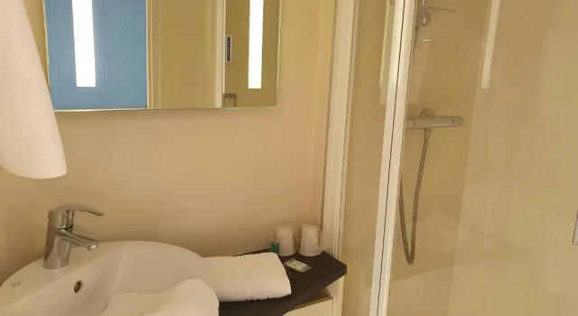Двухместный номер Standard HOTEL Chateau-Thierry Centre