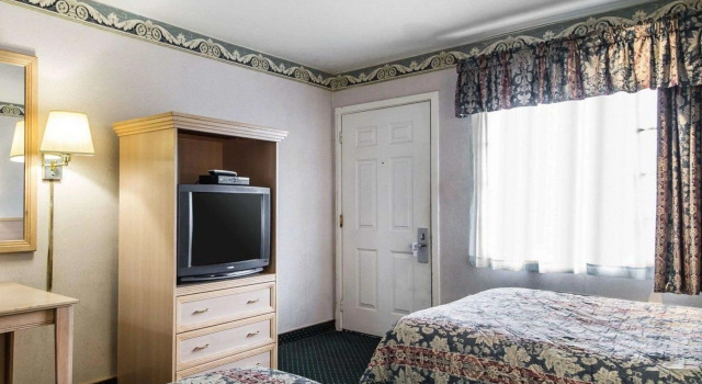 Четырёхместный номер Standard Rodeway Inn Monterey Near Fairgrounds
