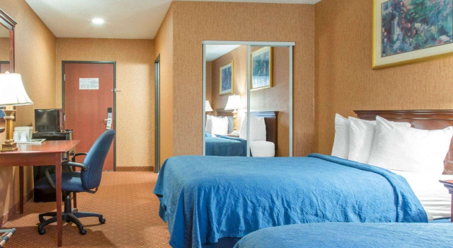 Четырёхместный номер Standard Quality Inn & Suites