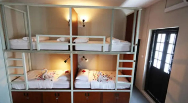 Кровать в общем номере Little Yangon Hostel