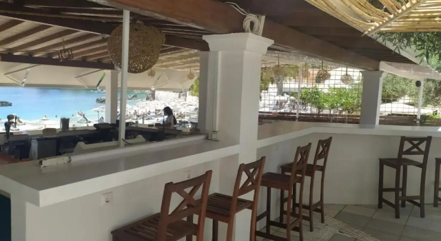Poseidon Beach Bar & Restaurant Apartments, Забронировать Апартаменты/квартира Отели Палеокастрица с парковкой, рядом с Пляж Агиос Спиридон, Парковка