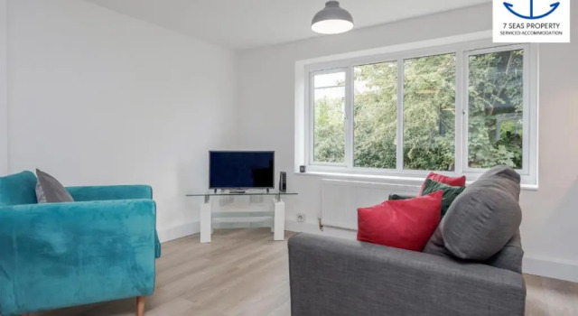 Luxury Two Bedroom by 7 Seas Property Serviced Accommodation Maidenhead with Parking