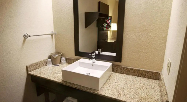 Четырёхместный номер Standard American Inn & Suites Bishop Airport Flint