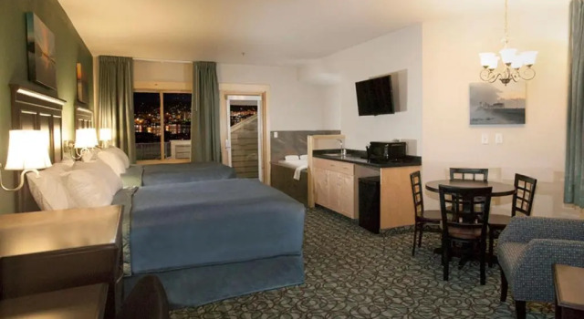 Люкс с видом на окрестности Park Point Marina Inn