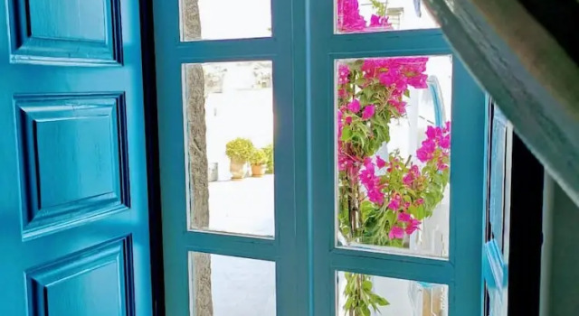 Двухместный семейный коттедж с видом на внутренний двор Santorini Caves
