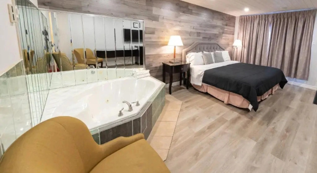 Двухместный люкс с видом на бассейн Choice Inn by the falls