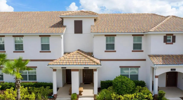 Stunning Four Bedroom w Screened Pool Close to Disney 1559, Book Hotel Hoteller i Four Corners med pool, Swimmingpool