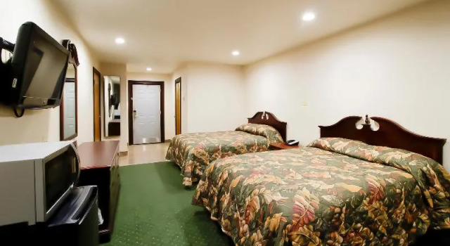 Четырёхместный номер Standard с балконом и с видом на бассейн OYO Pinewood Inn & Suites Silsbee