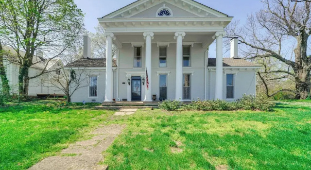 Historic & Spacious Family Home in Nicholasville!, 预订 酒店 尼古拉斯维尔 肯塔基州