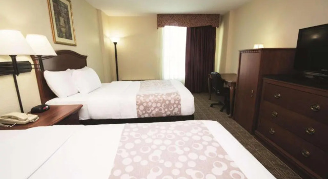 Четырёхместный номер Deluxe La Quinta Inn & Suites Downtown Conference Center