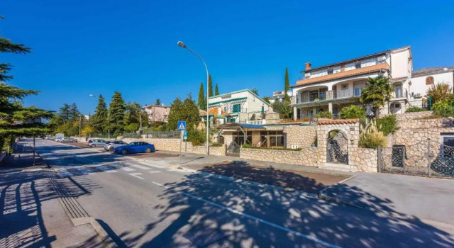 Studio in Crikvenica 42250, Забронировать Отель Отели Приморско-Горанской жупания с парковкой, Парковка