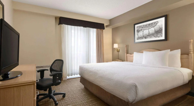 Двухместный люкс Travelodge Suites by Wyndham Moncton