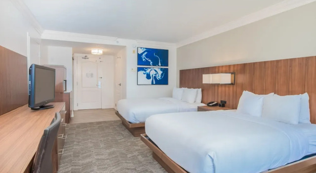 Четырёхместный номер Standard с красивым видом из окна Hilton Pensacola Beach