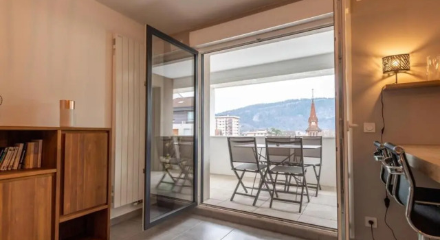 Апартаменты Apartment with balcony near downtown