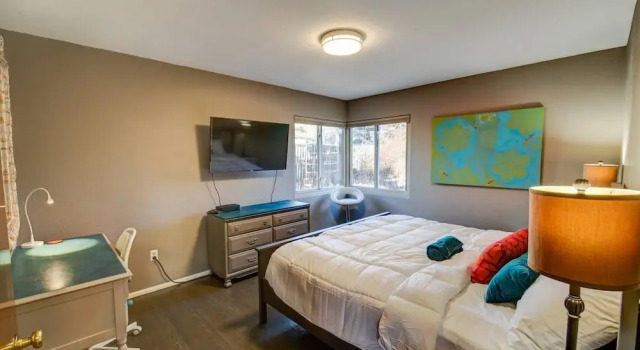 3bdmid-century Modernhot Tub, Grill, Close to DT, Забронировать Дом для отпуска СПА-отели Колорадо-Спрингса, рядом с Мемориальная центральная больница, SPA-услуги