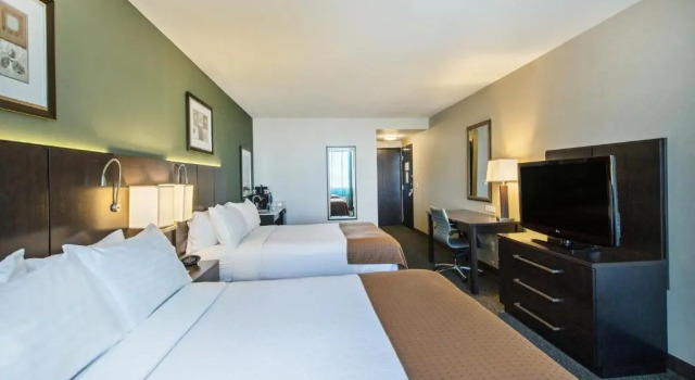 Четырёхместный номер Standard Holiday Inn Saskatoon Downtown by IHG