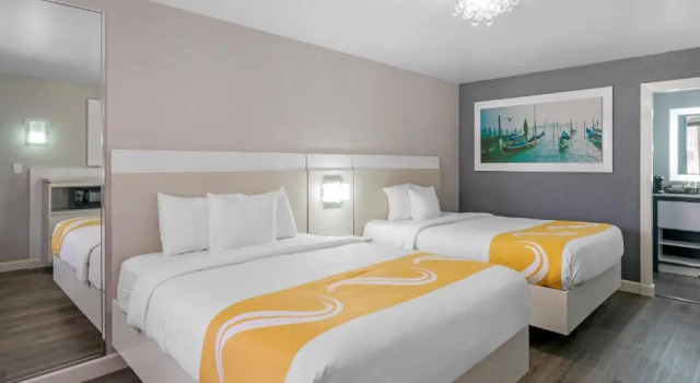 Четырёхместный номер Deluxe Quality Inn and Conference Center Tampa-Brandon