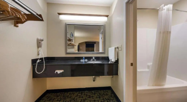 Семейный люкс SureStay Hotel by Best Western Meridian