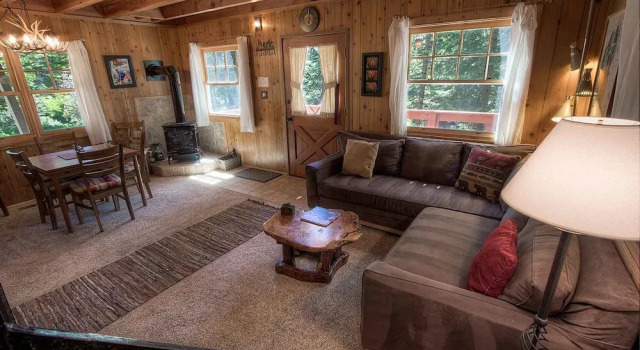 Hudsons Hideaway by Lake Tahoe Accommodations, Забронировать Отель Отели Карнелиан-Бэй с парковкой, рядом с Hwy 28 at Old County Rd Bus Stop, Парковка