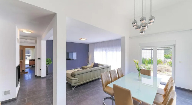 Awesome Home in Okrug Donji With 5 Bedrooms, Wifi and Outdoor Swimming Pool
