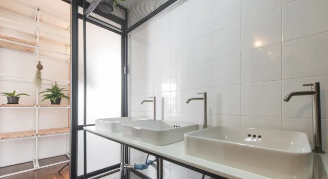 Кровать в общем номере с балконом Haus Hostel