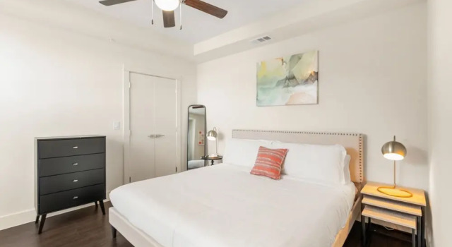 Kasa Houston Midtown South Apts, Забронировать Отель Отели Хьюстона с парковкой, рядом с Театр Ensemble, Парковка
