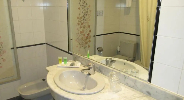 Трёхместный номер Hotel Sercotel Cuatro Postes
