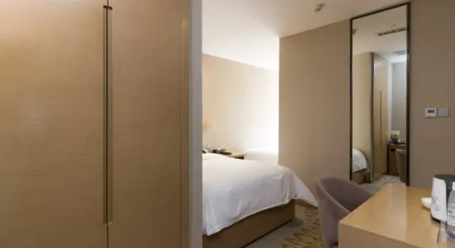 Номер Deluxe Lavande Hotel (Guangzhou Tianhe Park Yuancun Metro Station)