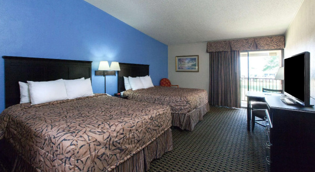 Четырёхместный номер Standard Days Inn by Wyndham Norman