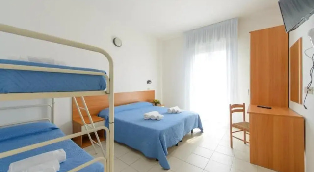 Четырёхместный номер Economy с балконом Hotel Paloma Beach Front Chiringuitos Time