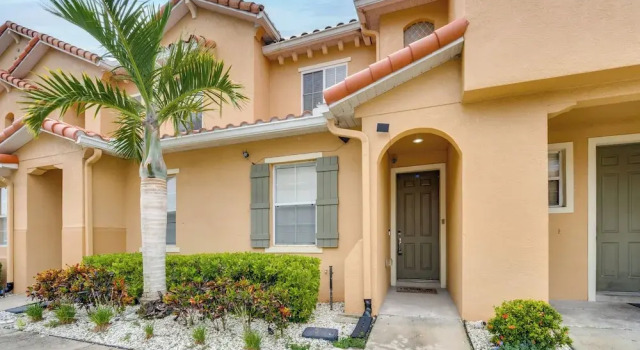 4 Mi to Disney! Family Townhome w/ Pool Access, Rezerwuj Apartament Hotele w Kissimmee z parkingiem, Parking