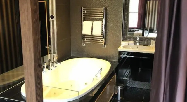 Номер Deluxe The Toren Amsterdam, by The Pavilions