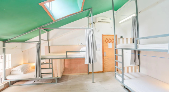 Кровать в общем номере Yangshuo Travelling With Hostel