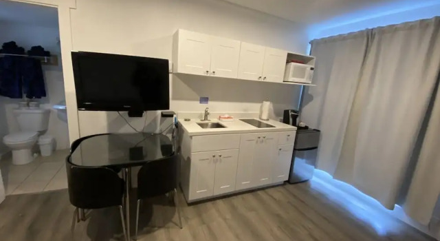Четырёхместный номер Standard с видом на бассейн Riverside Resort & RV Park