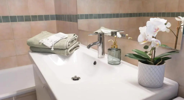 Апартаменты Hillside Apartment with AC & heating in Grande Maison
