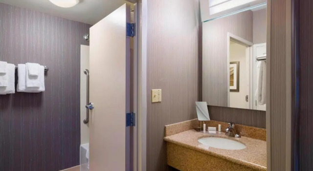 Номер Standard с балконом Courtyard by Marriott Scranton Montage Mountain