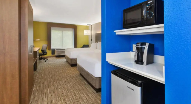 Четырёхместный номер Standard Holiday Inn Express & Suites Chesapeake by IHG