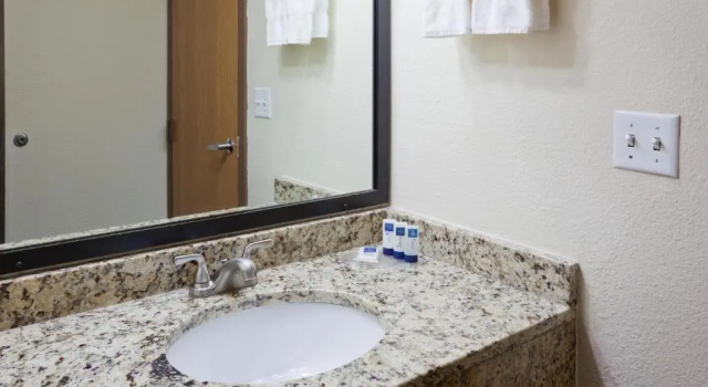 Четырёхместный номер Standard AmericInn by Wyndham Apple Valley