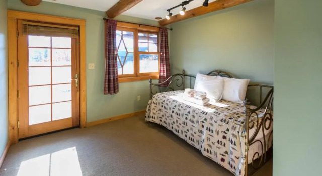 Люкс с видом на озеро Ampersand Bay Resort