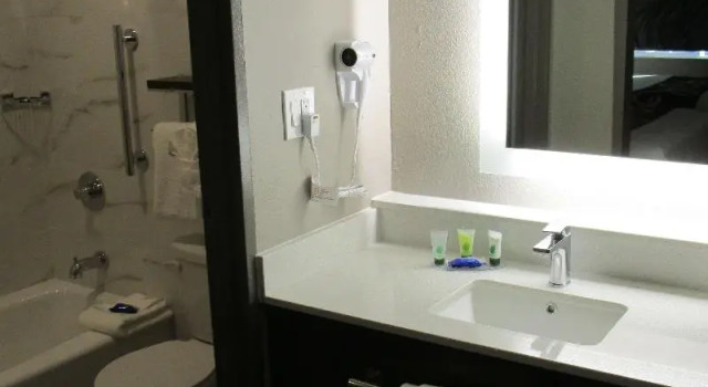 Номер Standard SureStay Plus Hotel by Best Western Point Richmond