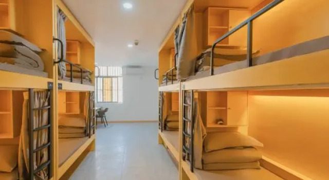 Кровать в общем номере (мужской номер) STAR HOTEL (Shanghai Hongqiao Weining Road Subway Station)