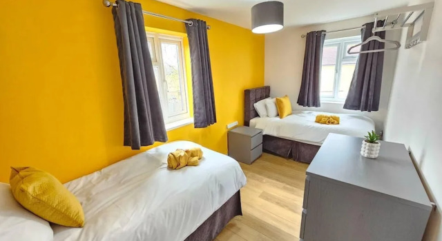 Amazing 4BR Near Hospital, Free Parking, Sleeps 10