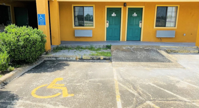 Pine Point Inn & Suites, Prenota Hotel Smithville Texas