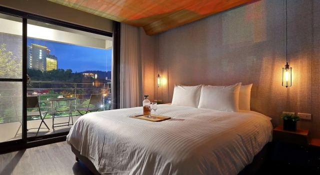Двухместный номер Deluxe с балконом и с видом на горы Sun Moon Lake Blue Sky Bay B&B