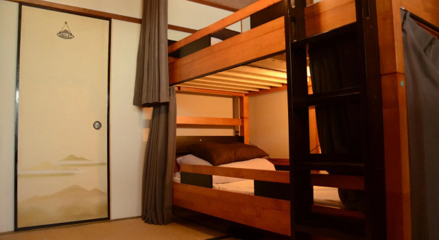 Кровать в общем номере Peace house Abeno