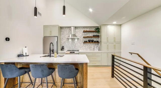 Walk to Shops & Restaurants: Chic Galveston Studio, Забронировать Апартаменты/квартира Галвестон Texas Gulf Coast, рядом с UTMB Health John Sealy Hospital