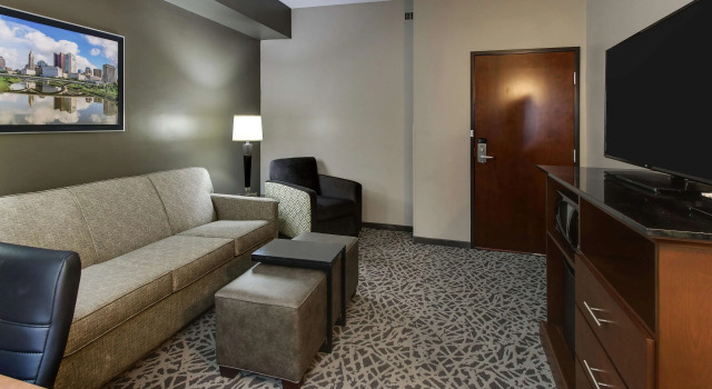 Двухместный люкс с 2 комнатами Drury Inn & Suites Columbus Polaris
