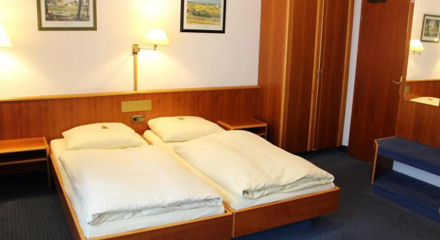 City Hotel Stuttgart, Забронировать Отель Отели Штутгарта с парковкой, рядом с Церковь Стифтскирхе, Парковка