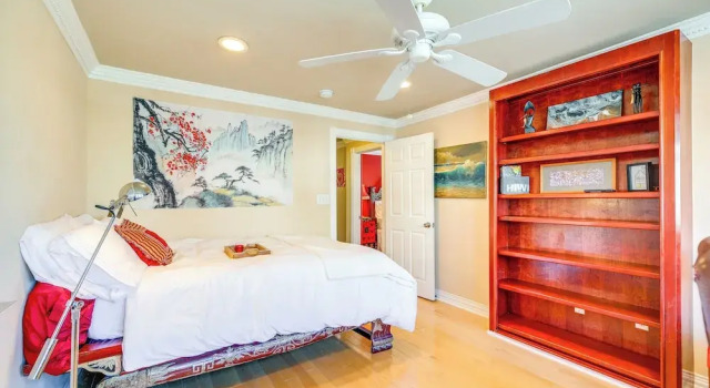 Spacious Houston Home w/ Deck ~ 2 Mi to Downtown!, Забронировать Дом для отпуска Отели Хьюстона с парковкой, рядом с Театр Ensemble, Парковка