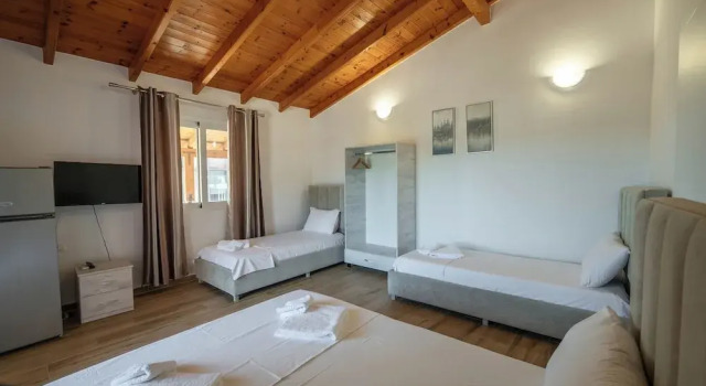 Четырёхместный номер Standard с балконом Sunny Villa